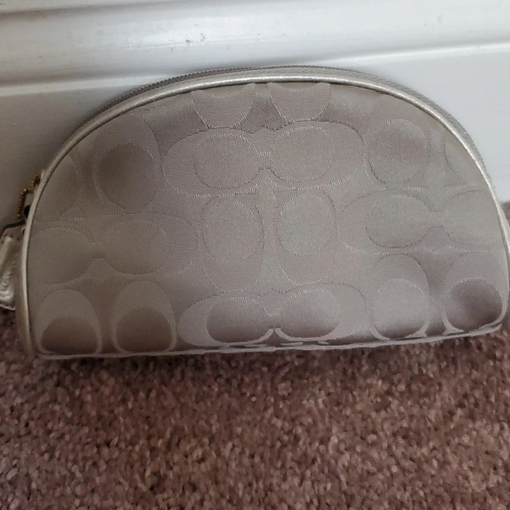 Coach cosmetic bag - Picture 3 of 6